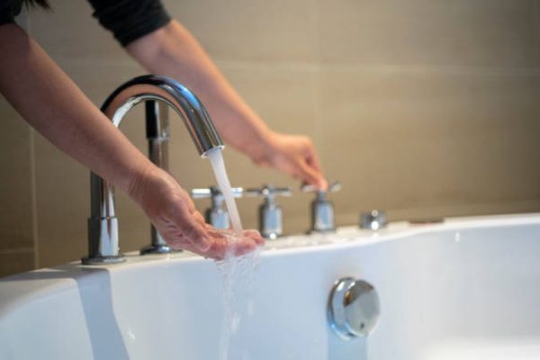 Os benefícios do banho frio e banho quente