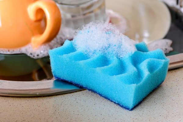 Como limpar a esponja da cozinha