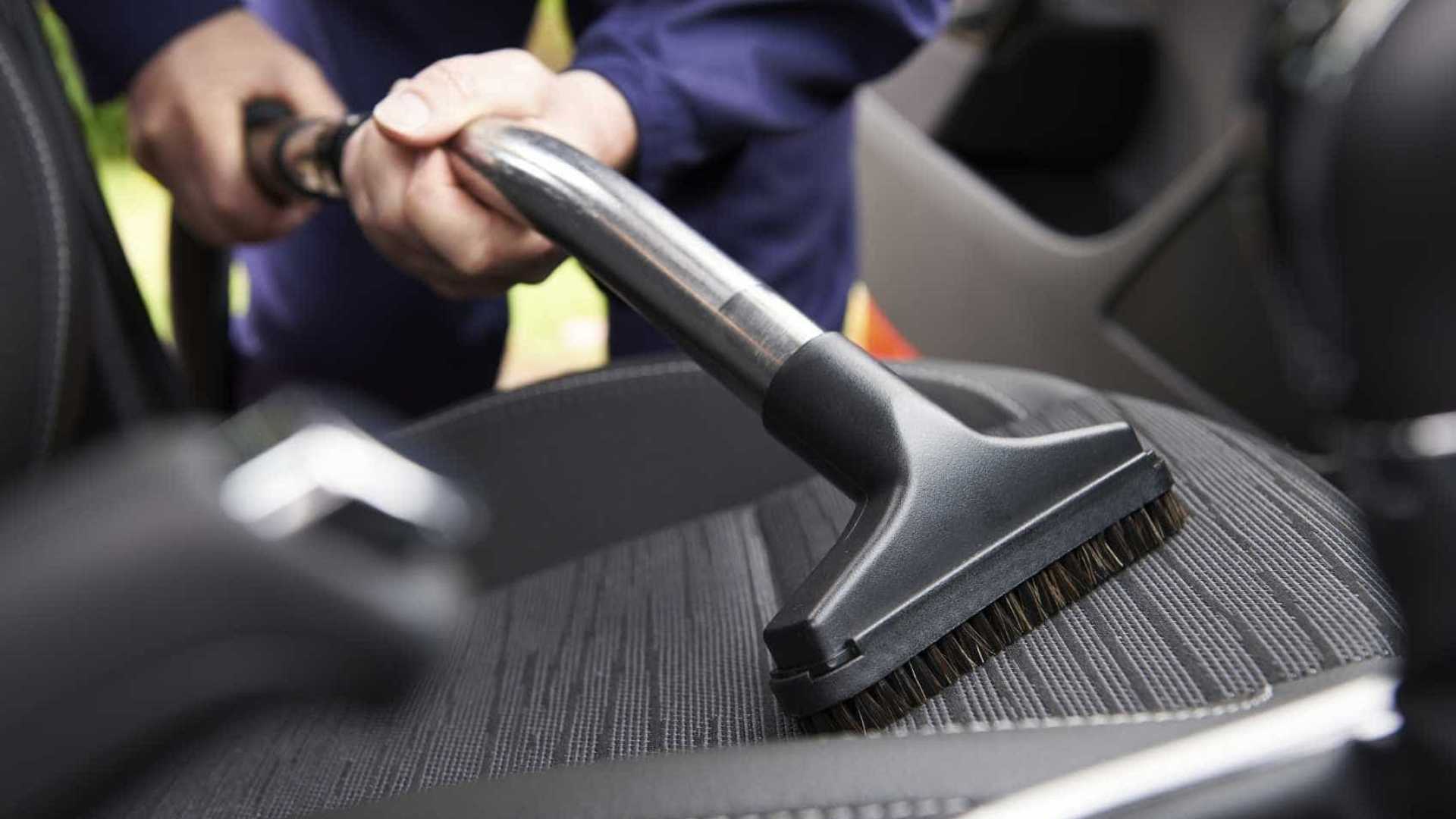 Como limpar os estofos do carro 1