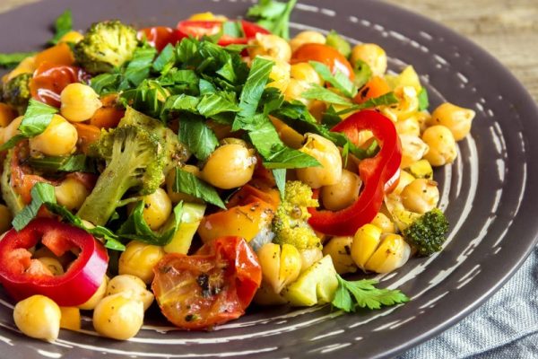 Salada de grão-de-bico mediterrânica