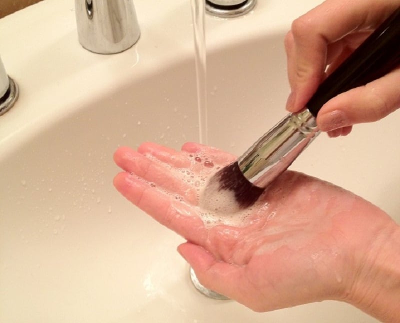 Como limpar o pincel de maquilhagem