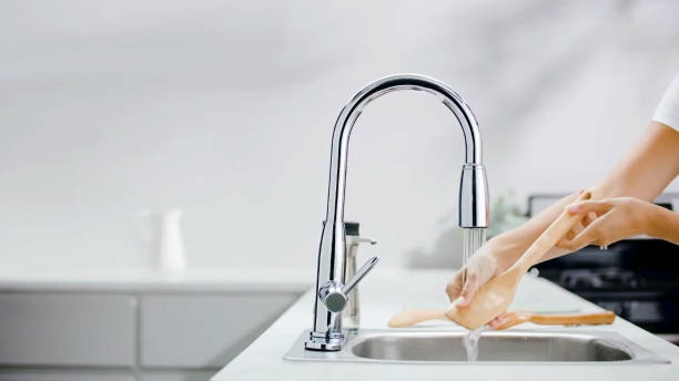 Práticas de higiene na cozinha: O perigo de usar a mesma colher durante a preparação de alimentos