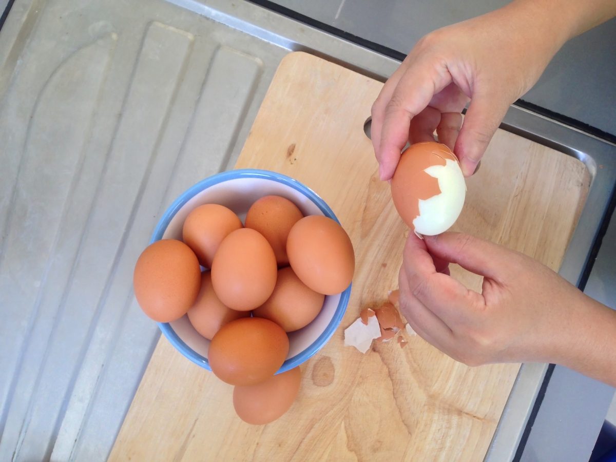 Domine a Arte de Descascar Ovos Cozidos - Dicas Práticas e Infalíveis!