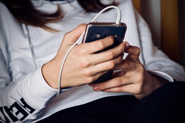 Como Carregar o Telemóvel Mais Rapidamente: Dicas Que Funcionam Mesmo